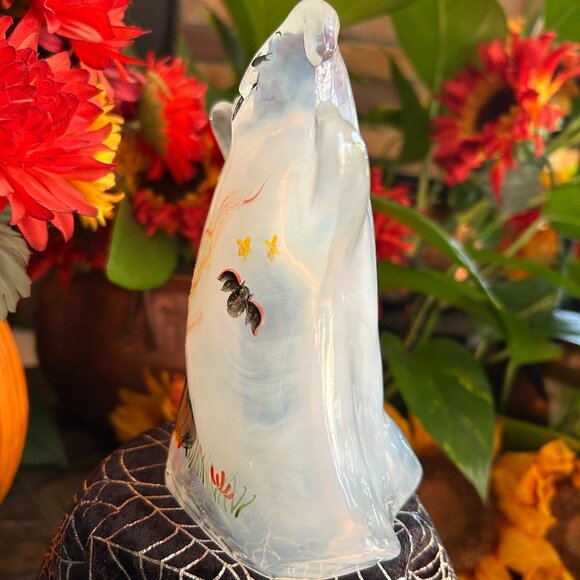 MINT 2006 Fenton Halloween “Batty” Ghost w/Witch’s Cauldron & Bats - Picture 4 of 16